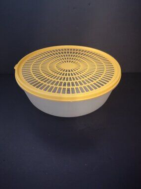Vintage Tupperware Colander Strainer Bowl w/ Flow Thru Seal Lid Yellow / Clear